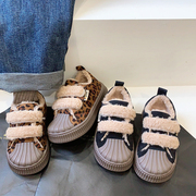 儿童加绒帆布鞋2023冬季童鞋男女宝宝韩版贝壳头，豹纹运动保暖板鞋