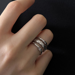 s925纯银设计感小众女戒指细菱格纹，指环微镶锆石单圈叠带戒指时尚