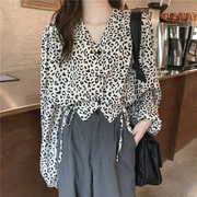 法式v领复古豹纹雪纺衬衫，韩版设计感系带衬衣短款上衣