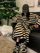 POLO领条纹针织连衣裙女2025春季新款宽松中长款单排扣毛衣长裙子