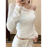 蕾丝花边拼接斜肩长袖t恤女2024秋季新款设计感修身显瘦露肩上衣