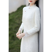 山有色冬季中式国风简约气质白色绣花羊毛修身长款连衣裙