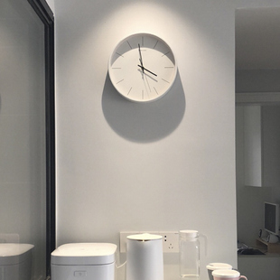 意式极简挂钟北欧ins客厅，现代简约家用时钟，挂墙静音钟表2024