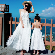 亲子装夏装2023装沙滩裙，海边度假白色，吊带露背羽毛长裙连衣裙
