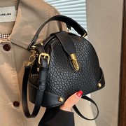 黑色包包女2024时尚，高级感单肩斜挎包，小众设计手提贝壳包