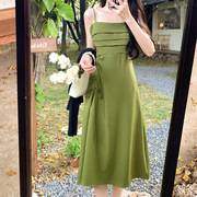 茶歇法式绿色吊带连衣裙女夏季设计感小众收腰显瘦气质中长裙子