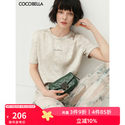 cocobella光泽感缎面压褶字母t恤女夏宽松(夏宽松)休闲圆领短袖ts632b