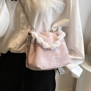 法式小众珍珠手提水桶包包女士2024今年流行洋气粉色斜挎小包