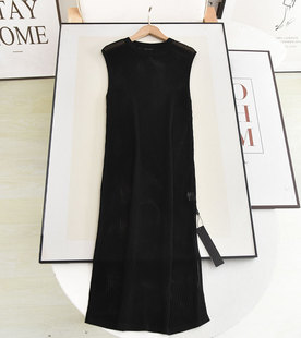 小艾の2024夏季时尚，圆领设计感中长款黑色，镂空叠穿针织背心连衣裙