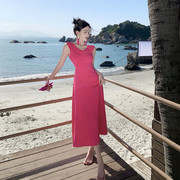 法式设计感压折荷叶v领无袖，连衣裙气质甜美减龄玫红色海边沙滩裙