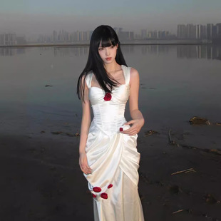 春游海边性感名媛轻奢玫瑰花朵吊带褶皱白色红尘长款晚礼服连衣裙