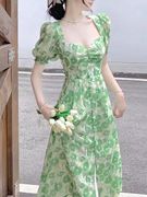 法式方领泡泡袖绿色碎花，连衣裙女夏季收腰显瘦气质开叉长裙子