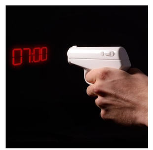 英国thumbsup!007手，造型射击闹钟，创意懒人学生床头静音投影钟