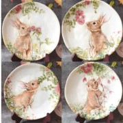 超美陶瓷盘子手绘粉花兔子，青花彼得兔，8.5寸饭盘背面彩绘装饰摆件