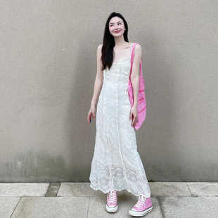 立体提花刺绣白色连衣裙女夏季韩版v领蕾丝，设计感吊带仙女裙