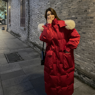 zhuyiyi红色白鸭绒(白鸭绒)羽绒服，女2023冬季长款加厚狐狸毛领白鹅绒(白鹅绒)外套