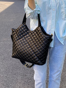 黑色菱格手提包女大容量，简约购物袋斜挎2023单肩腋下包高级(包高级)感