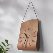 创意袋形挂钟现代艺术时钟表，挂墙复古皮革，个性客厅卧室静音装饰钟