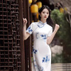 中国风改良旗袍2024春夏高级(夏高级)水墨画青花瓷印花复古少女日常