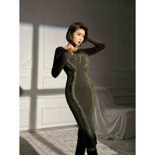 XULU原创秋季针织军绿色设计感包臀裙复古优雅气质长袖圆领连衣裙
