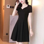 赫本风连衣裙2024V领黑色职业裙子女夏装修身显瘦气质小黑裙