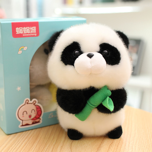 这是一只吃货熊猫，总是抱着它的竹子