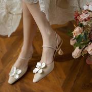 夏季百搭时尚法式珍珠花朵尖头，细跟凉鞋包头高跟，仙女鞋子时尚气质