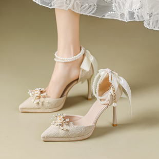 米白色花朵蝴蝶结高跟鞋女细跟法式珍珠一字，扣防水台中空包头凉鞋