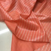 橘粉色薄款光泽感涂层竖条纹，雪纺布料面料，衬衫连衣裙汉服布匹