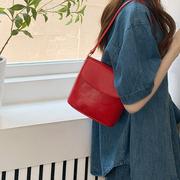 自制包包女2024韩版ins质感百搭小众设计红色单肩斜挎水桶包