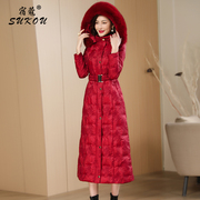 高端靓丽红色设计感羽绒服女带毛领，2024冬季修身长款保暖外套
