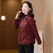 酒红色短款羽绒服女冬装，2023高端时尚品牌白鸭绒(白鸭绒，)保暖外套989