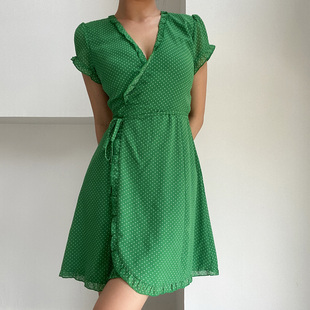 beran复古可爱木耳边性感，v领一片式，系带高腰绿色波点短袖连衣裙