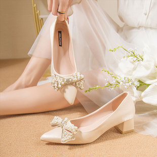 香槟色高跟鞋婚鞋粗跟女法式高级感缎面珍珠新娘礼服配婚纱的鞋子