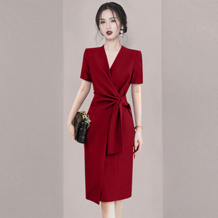 qir法式红色v领连衣裙2024夏季高级感职业气质收腰中长款裙子