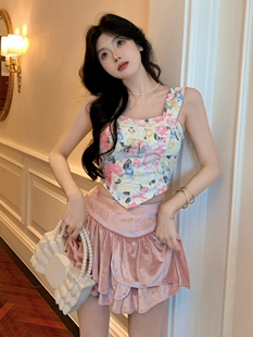 纯欲风泰式套装甜辣方领碎花，吊带背心女芭蕾风带钻丝绒半身裙短裙