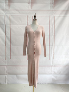 仙仙仙~22冬出口打样样板衣 粉色客供针织坑条纹前纽扣V领连衣裙