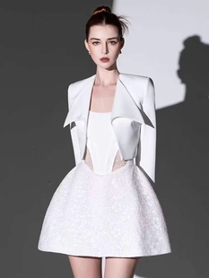高级感气质套装裙设计师鱼骨，白色抹胸礼服裙蕾丝名媛连衣裙短外套