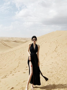 沙漠度假裙黑色露背旅游裙子海边连衣裙夏季挂脖沙滩裙女超仙长裙