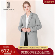 灰色的西装领外套大衣更显气质、高贵