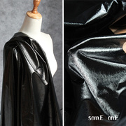 设计师面料亮黑色人造皮革裂纹，肌理防水夹克，油光复古服装秋冬布料
