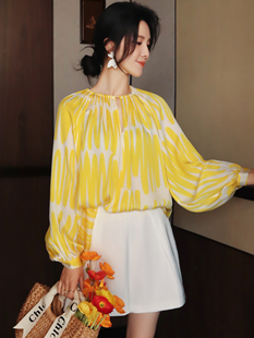 黄色缎面印花衬衫女春夏优雅气质宽松设计感灯笼袖显瘦慵懒风上衣