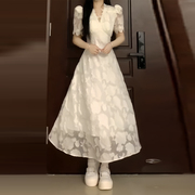 轻奢高端绝美v领白色，长裙女夏2024年气质，收腰显瘦蕾丝连衣裙