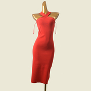 春节战袍红色连衣裙欧美风挂脖露肩显瘦包臀气质针织长裙
