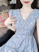 茶歇法式蓝色碎花v领小飞袖连衣裙女夏季收腰a字质感高级感长裙子