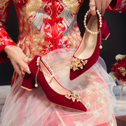 红色婚鞋女粗跟尖头中式秀禾服孕妇可穿敬酒结婚新娘高跟鞋子