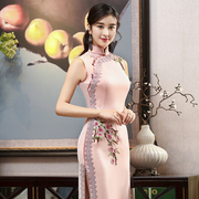 走秀旗袍中国风2024年春粉色无袖长款气质优雅刺绣改良演出服