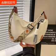 休闲尼龙布包包女2025新款时尚爆款斜挎饺子包百搭小众单肩通勤包