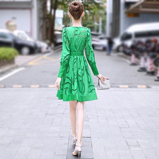 高腰a字裙2024年春季绿色裙子女 显瘦镂空绣花长袖气质连衣裙
