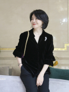 ruien.co荷叶边长袖衬衫精致包扣黑色真丝，丝绒时尚v领开衫上衣女